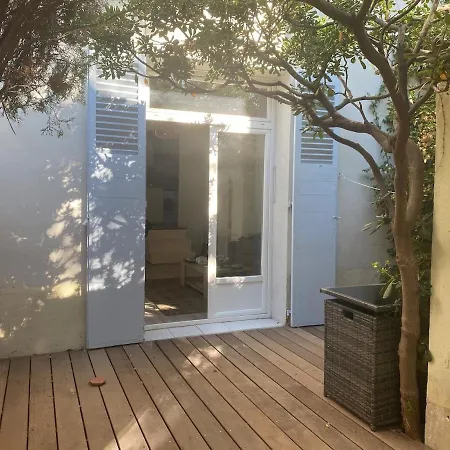 A 300 M A Pied De La Et Commerces *