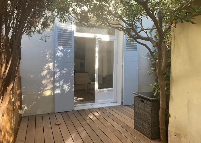 A 300 M A Pied De La Et Commerces *