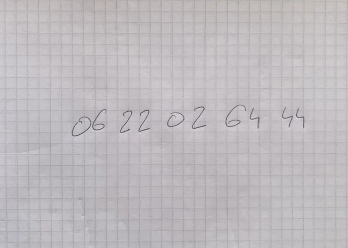 A 300 M A Pied De La Et Commerces *